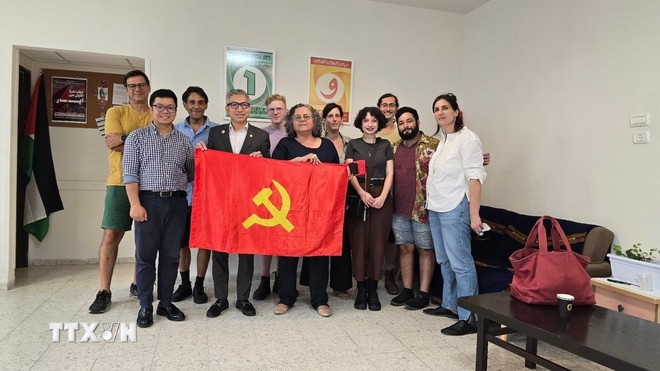 Đại sứ Lý Đức Trung và bà Aida Tuma Suliman cùng các đảng viên trẻ của Đảng Cộng sản Israel. (Ảnh: Thanh Bình/TTXVN)