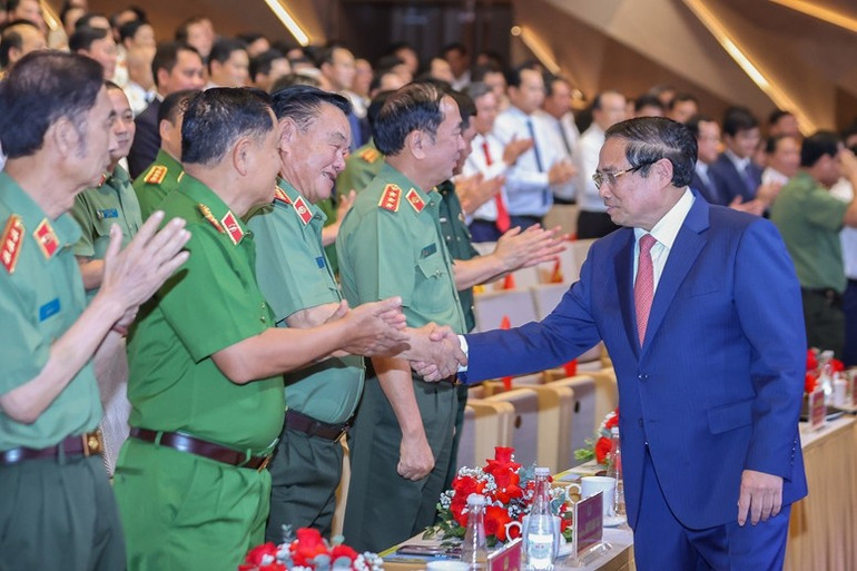 Thủ tướng và các đồng chí lãnh đạo Bộ Công an dự Đại hội Thi đua “Vì an ninh Tổ quốc” lần thứ 9 vào ngày 6/8 vừa qua. Ảnh: VGP/Nhật Bắc 1.jpg