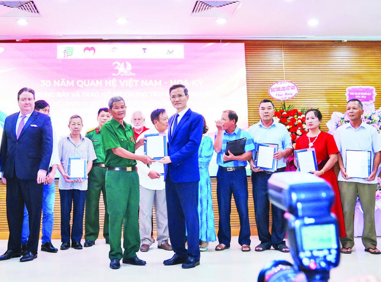 Cựu chiến binh Nguyễn Thế Sang nhận lại hồ sơ bị đối phương thu giữ năm 1971. ky-uc-chien-tranh-2.jpg