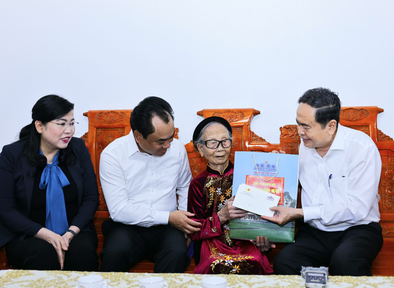 Chủ tịch Quốc hội Trần Thanh Mẫn thăm và tặng quà Mẹ Việt Nam Anh hùng Tạ Thị Trần. (Ảnh: Doãn Tấn/TTXVN) vna-potal-chu-tich-quoc-hoi-tran-thanh-man-tham-me-viet-nam-anh-hung-ta-thi-tran-8159135-1846.jpg
