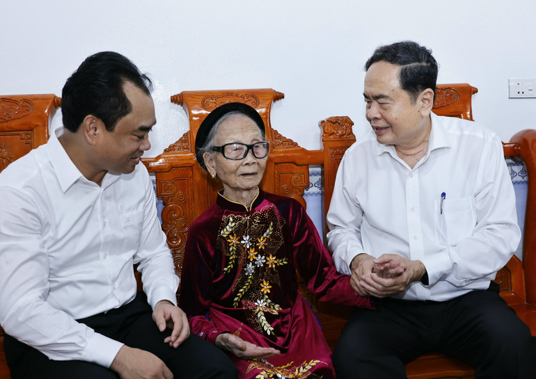 Chủ tịch Quốc hội Trần Thanh Mẫn thăm và tặng quà Mẹ Việt Nam Anh hùng Tạ Thị Trần. (Ảnh: Doãn Tấn/TTXVN) vna-potal-chu-tich-quoc-hoi-tran-thanh-man-tham-me-viet-nam-anh-hung-ta-thi-tran-8159172-5153.jpg