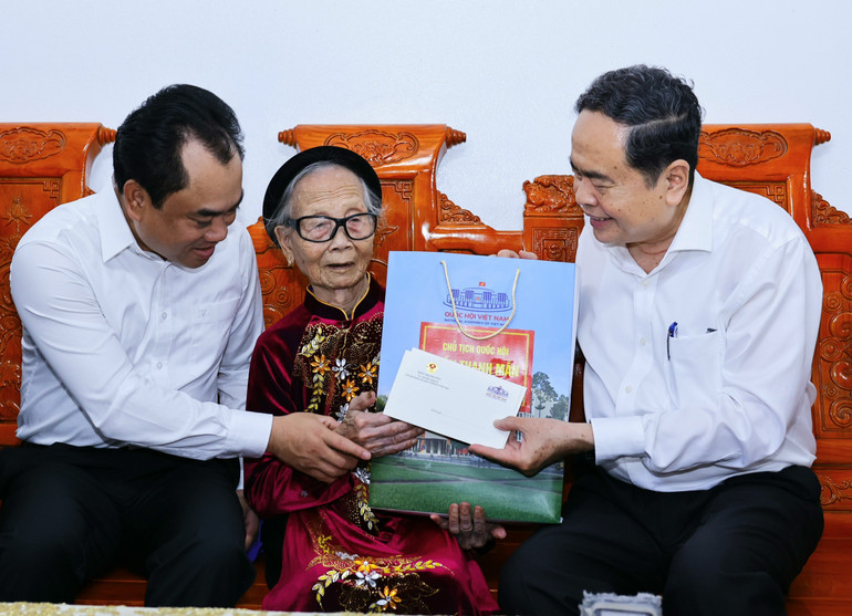 Chủ tịch Quốc hội Trần Thanh Mẫn thăm và tặng quà Mẹ Việt Nam Anh hùng Tạ Thị Trần. (Ảnh: Doãn Tấn/TTXVN) vna-potal-chu-tich-quoc-hoi-tran-thanh-man-tham-va-tang-qua-me-viet-nam-anh-hung-ta-thi-tran-8159136-6515.jpg