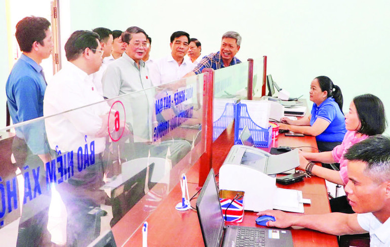 Phó Chủ tịch Quốc hội Nguyễn Đức Hải kiểm tra hoạt động của Trung tâm phục vụ hành chính công xã Nam Trà My, thành phố Đà Nẵng. mien-nui-2.jpg