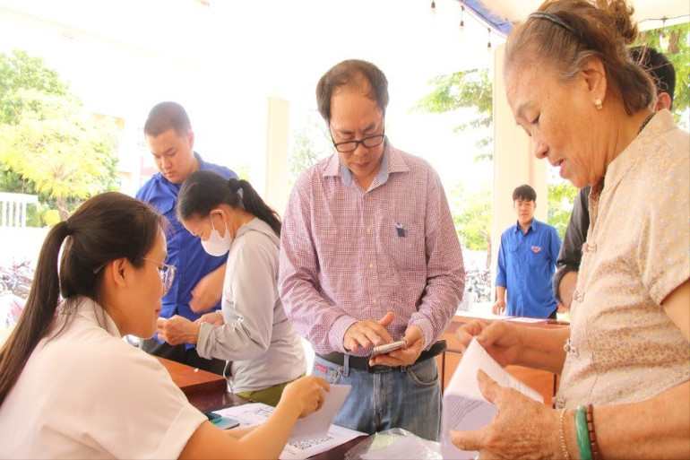 Người dân được hướng dẫn các bước khi làm thủ tục hành chính tại bộ phận một cửa phường Hòa Xuân (Ảnh: ANH ĐÀO) img-4353-951.jpg