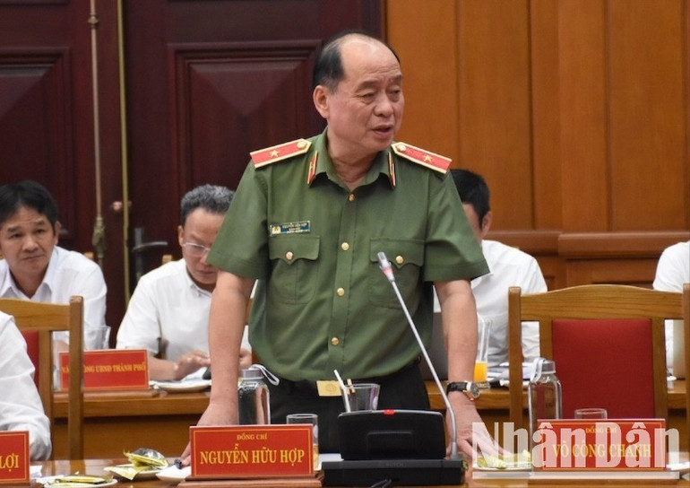 Thiếu tướng Nguyễn Hữu Hợp - Giám đốc Công an thành phố Đà Nẵng phát biểu thông tin thêm về việc khớp nối cơ sở dữ liệu, cấp con dấu cho các địa phương, đơn vị. (Ảnh: ANH ĐÀO) tuong-hop-4507.jpg