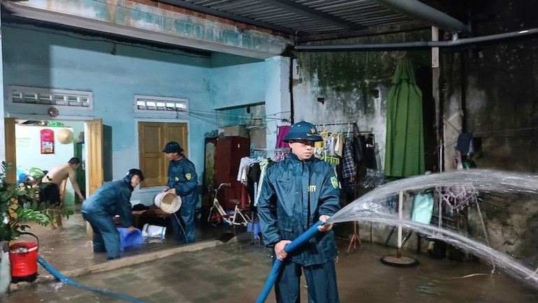 Bộ chỉ huy quân sự thành phố Đà Nẵng giúp dân tại khu vực ngập sâu trên đường Hà Thị Thân tối 5/7. b69a4bae4ecdf893a1dc.jpg