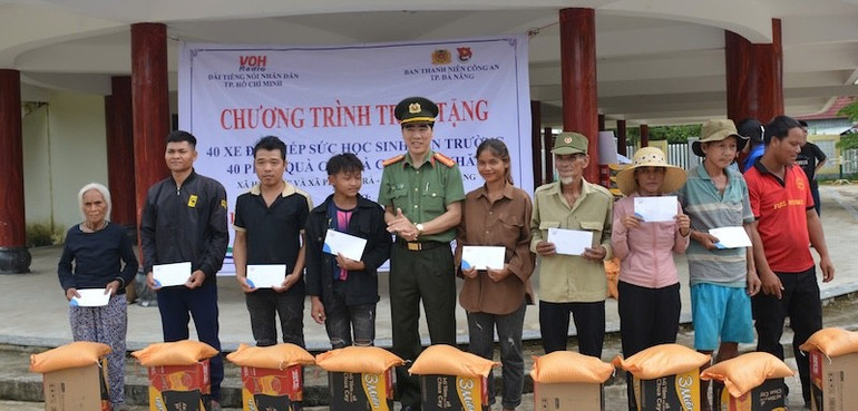 Những phần quà được trao tận tay đồng bào các xã vùng núi khó khăn của thành phố Đà Nẵng. (Ảnh: DUY MẪN) 19e8463eeefa58a401eb.jpg