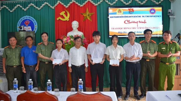 Các em học sinh nhận học bổng "Em nuôi của Đoàn" từ tuổi trẻ Công an thành phố Đà Nẵng. (Ảnh: DUY MẪN) hoc-bong-em-nuoi-cua-doan.jpg