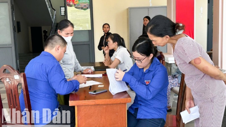 Lực lượng đoàn viên, thanh niên hỗ trợ người dân làm thủ tục hành chính tại phường Hòa Xuân, thành phố Đà Nẵng. (Ảnh: ANH ĐÀO) hoa-xuan-1-8880.jpg