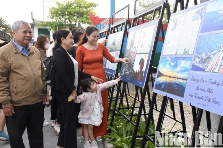 Nhà trưng bày Hoàng Sa-Cột mốc chủ quyền biển đảo quê hương trong lòng Đà Nẵng. Trong ảnh là các nhân chứng Hoàng Sa, người dân, du khách tham quan triển lãm tại Nhà trưng bày Hoàng Sa (Ảnh: ANH ĐÀO) 5-8744.jpg