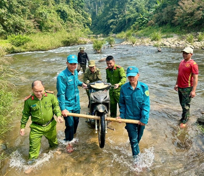 Tổ tuần tra băng rừng, vượt suối ngăn chặn, bảo vệ cây ươi ở xã biên giới Đắc Pring. (Ảnh: VIẾT CĂNG) f8c8d7798d9e3bc0628f-4890.jpg