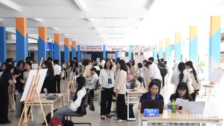 Ngày hội khởi nghiệp đổi mới sáng tạo thu hút đông đảo sinh viên tham gia. (Ảnh: ANH ĐÀO) ndo_br_dsc-3733-6068.jpg
