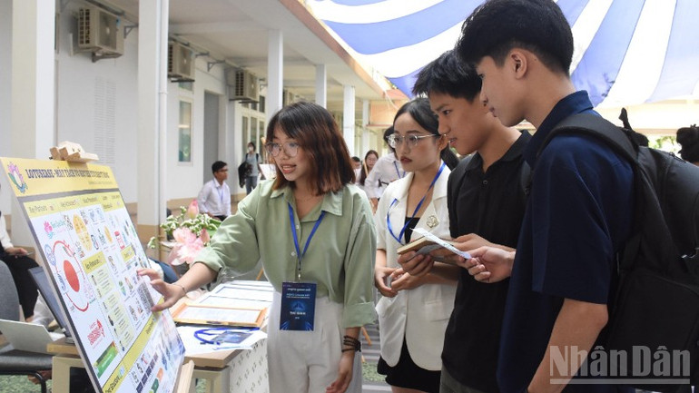 Các nhóm sinh viên mang đến ngày hội nhiều ý tưởng khởi nghiệp, cùng sẻ chia, gắn kết. (Ảnh: ANH ĐÀO) ndo_br_dsc-3714-5149.jpg