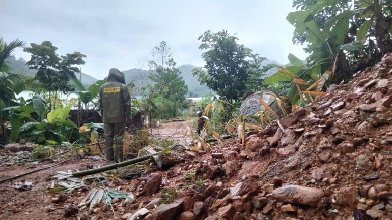Công an xã A Vương, thành phố Đà Nẵng khắc phục điểm sạt lở ta luy dương mặt bằng thôn Azứt. 914ed0cfab0921577818-9478.jpg