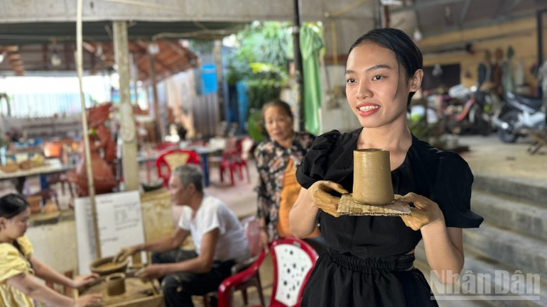 Khách du lịch với sản phẩm gốm tự làm dưới sự hướng dẫn của các nghệ nhân làng gốm Thanh Hà. (Ảnh: ANH ĐÀO) ndo_br_9a684c5106928cccd583-8237.jpg