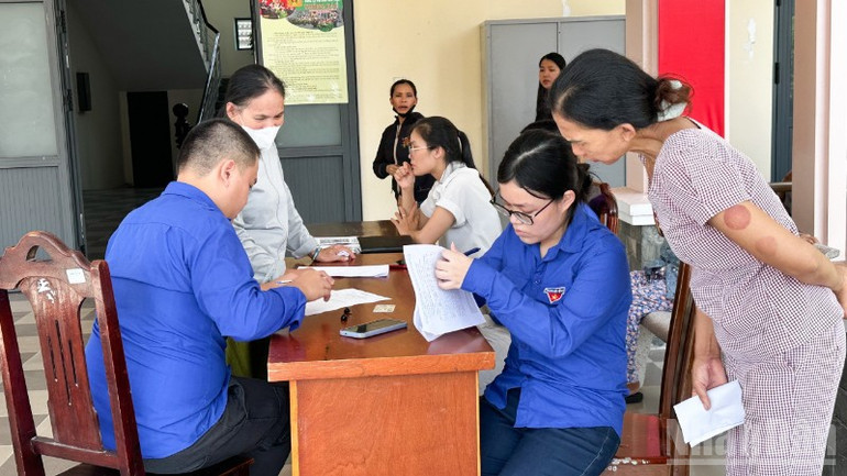 Các đoàn viên thanh niên tình nguyện hỗ trợ người dân đến làm thủ tục hành chính tại phường Hòa Xuân, thành phố Đà Nẵng. (Ảnh: ANH ĐÀO) ndo_br_af4b58edd824507a0935-2682.jpg