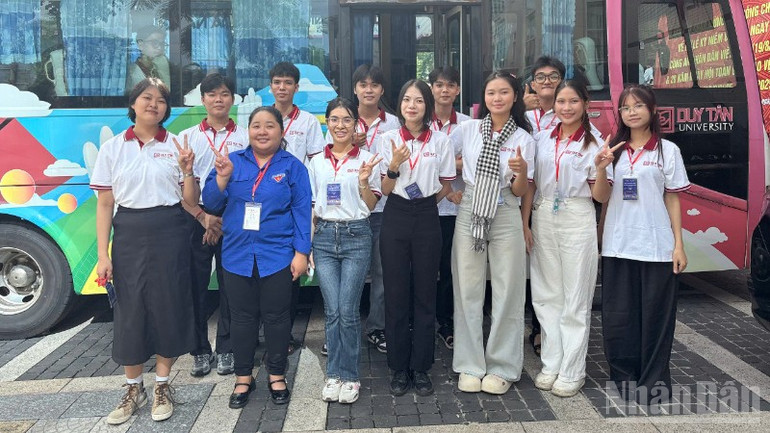 Các sinh viên tình nguyện về các xã vùng xa, biên giới của Đà Nẵng để hỗ trợ công nghệ thông tin, giải quyết thủ tục hành chính. (Ảnh: ANH ĐÀO) ndo_br_aeadb651ab9823c67a89-5246.jpg