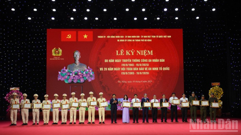 Dịp này, thành phố Đà Nẵng tặng bằng khen cho 20 cá nhân, tập thể và tuyên dương 80 cá nhân tập thể điển hình trong Phong trào toàn dân bảo vệ an ninh Tổ quốc. (Ảnh: ANH ĐÀO) ndo_br_4-1770.jpg