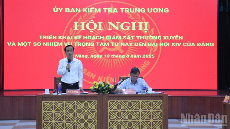 Đồng chí Võ Thái Nguyên, Ủy viên Ủy ban kiểm tra Trung ương hướng dẫn các đơn vị thảo luận các nội dung trọng tâm. (Ảnh: ANH ĐÀO) ndo_br_dsc-3308-5471.jpg