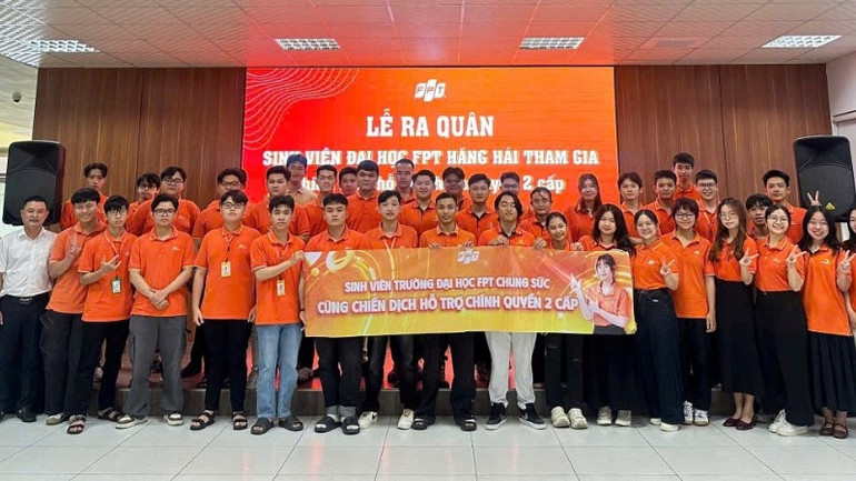 Sinh viên Trường đại học FPT trong lễ ra quân tình nguyện về các phường, xã trên địa bàn thành phố Đà Nẵng. 0173dfe1cb2f43711a3e-7439-2157.jpg