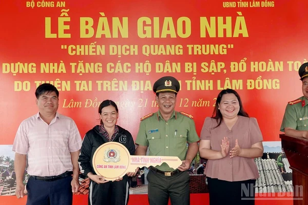 Lãnh đạo Công an tỉnh Lâm Đồng cùng chính quyền địa phương thực hiện nghi thức bàn giao nhà cho gia đình chị Lan.