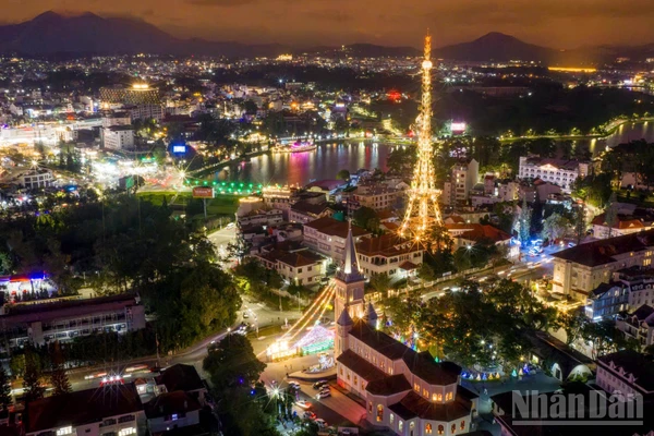 Khu vực trung tâm Lâm Đồng ngàn hoa lung linh sắc màu đêm Giáng sinh.