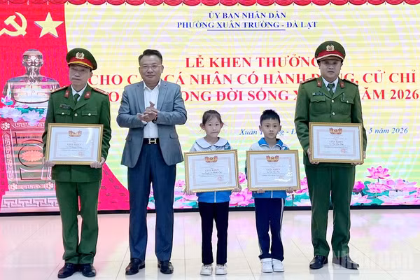 Chủ tịch Ủy ban nhân dân phường Xuân Trường-Đà Lạt Trần Hùng Sơn trao giấy khen tặng 4 cá nhân có hành động, cử chỉ đẹp trong đời sống xã hội.