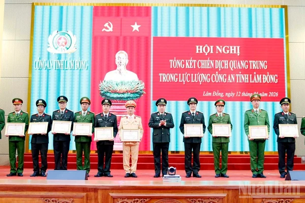 Thiếu tướng Trương Minh Đương, Giám đốc Công an tỉnh Lâm Đồng trao bằng khen của Bộ trưởng Công an tặng các tập thể, cá nhân có thành tích xuất sắc trong thực hiện "Chiến dịch Quang Trung" trên địa bàn. 