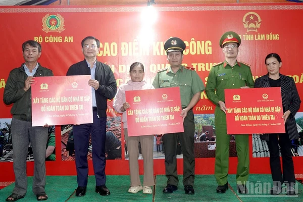 Lãnh đạo Văn phòng Bộ Công an, Ủy ban nhân dân tỉnh Lâm Đồng và Công an tỉnh trao kinh phí hỗ trợ các hộ gia đình.