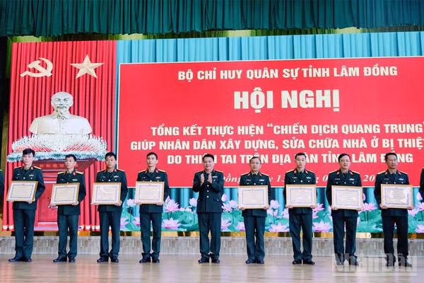 Đại tá Đinh Hồng Tiếng, Chỉ huy trưởng Bộ Chỉ huy Quân sự tỉnh Lâm Đồng trao giấy khen tặng các tập thể, cá nhân hoàn thành xuất sắc nhiệm vụ trong "Chiến dịch Quang Trung".