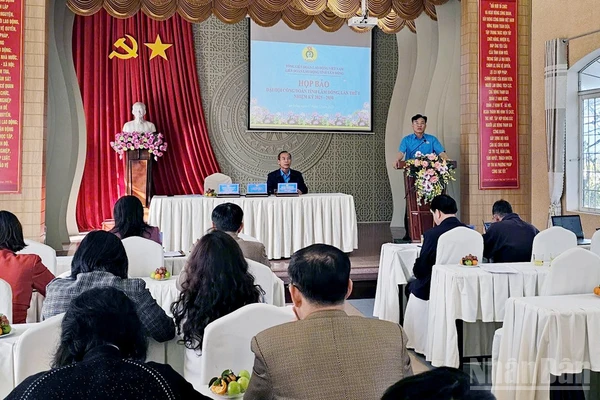 Quang cảnh họp báo thông tin các nội dung liên quan Đại hội Công đoàn tỉnh Lâm Đồng lần thứ I.