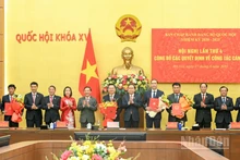 Bí thư Đảng ủy Quốc hội, Chủ tịch Quốc hội Trần Thanh Mẫn cùng các Phó Chủ tịch Quốc hội, Phó Bí thư Đảng ủy Quốc hội trao quyết định, tặng hoa chúc mừng các đồng chí: Lâm Văn Mẫn, Hoàng Duy Chinh, Phùng Khánh Tài, Đặng Ngọc Huy. 