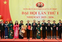 Bí thư Đảng ủy Quốc hội, Chủ tịch Quốc hội Trần Thanh Mẫn trao quyết định, tặng hoa chúc mừng Ban Chấp hành Đảng bộ Ủy ban Pháp và Tư pháp nhiệm kỳ 2025-2030.