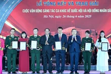 Chủ tịch Quốc hội Trần Thanh Mẫn và Phó Chủ tịch Quốc hội Trần Quang Phương trao biểu trưng và chứng nhận cho tác giả, nhóm tác giả đoạt giải B.