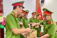 Phòng Cảnh sát Quản lý hành chính về trật tự xã hội Công an tỉnh Bà Rịa-Vũng Tàu tổ chức bàn giao các con dấu cho công an cấp cơ sở quản lý cất giữ.
