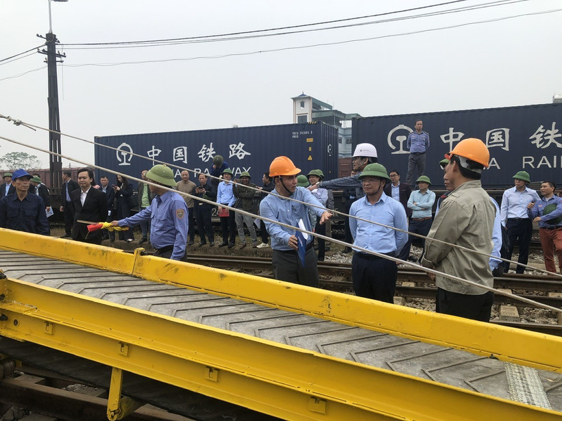 Lãnh đạo Tổng công ty Đường sắt Việt Nam thị sát tạị buổi diễn tập công tác khắc phục hậu quả bão lũ tại ga Yên Viên.