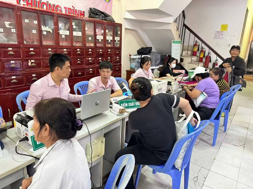 Ngân hàng Chính sách xã hội Bình Đông giải ngân cho các hộ dân, góp phần hỗ trợ giảm nghèo, giải quyết việc làm. 