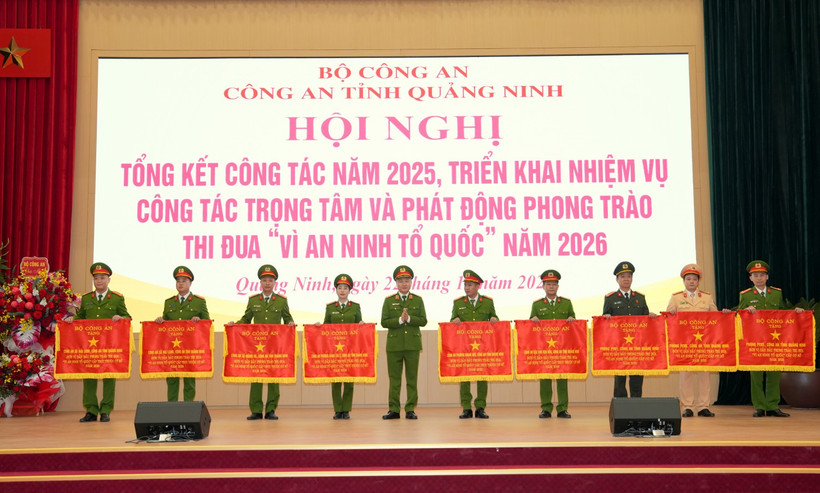 Thượng tướng Nguyễn Ngọc Lâm trao tặng Cờ thi đua của Bộ Công an cho các tập thể có thành tích xuất sắc trong phong trào thi đua Vì an ninh Tổ quốc năm 2025.