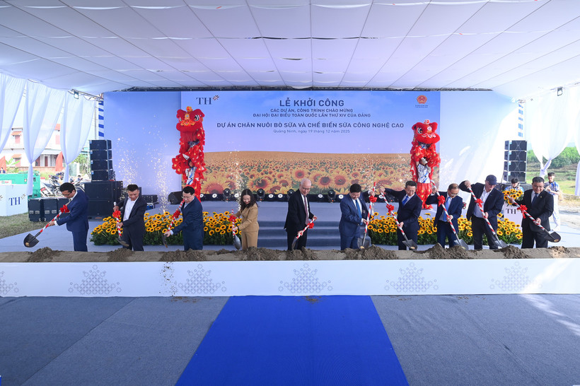 Các đại biểu thực hiện nghi thức khởi công dự án