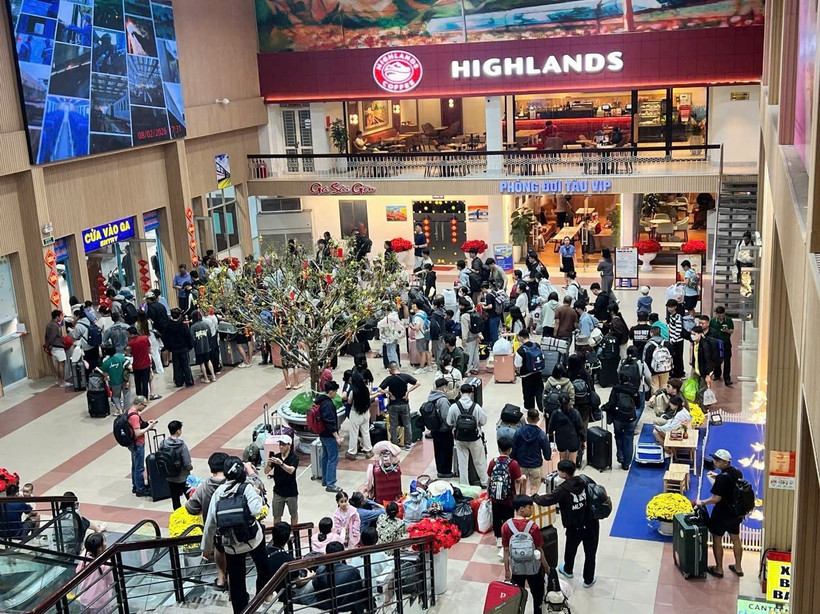 Những ngày Tết Bính Ngọ, lượng hành khách đi tàu tại Ga Sài Gòn tăng mạnh.