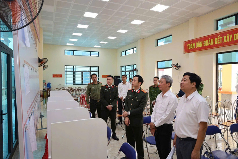 Lãnh đạo xã Gia Viễn kiểm tra công tác chuẩn bị bầu cử trên địa bàn xã.