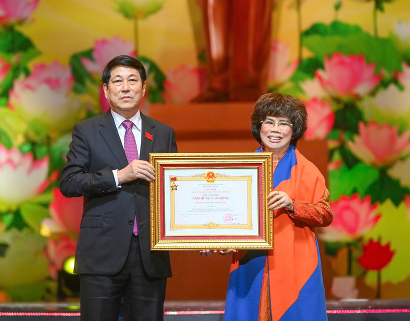 Anh hùng Lao động, Nhà sáng lập Tập đoàn TH Thái Hương đón nhận danh hiệu Anh hùng Lao động do Chủ tịch nước trao tặng cho tập thể Tập đoàn TH, với đại diện hạt nhân là Công ty Cổ phần Thực phẩm sữa TH.