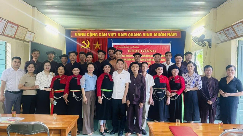 Giảng viên và các học viên tại lớp truyền dạy lĩnh vực văn hóa phi vật thể dân tộc Cao Lan