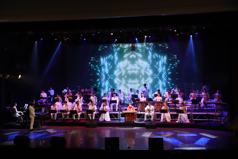 Dàn nhạc Nhà hát Ca, múa, nhạc Quốc gia Việt Nam trình diễn.