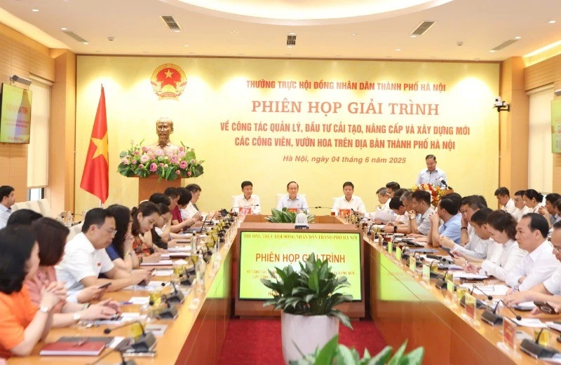 Quang cảnh phiên họp giải trình do Thường trực Hội đồng nhân dân thành phố Hà Nội tổ chức.