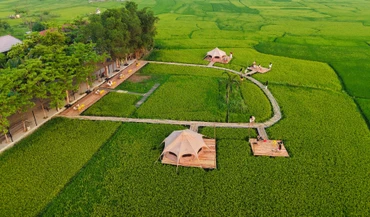 Điểm du lịch được thiết kế mộc mạc, hài hòa với thiên nhiên xanh mát chung quanh.