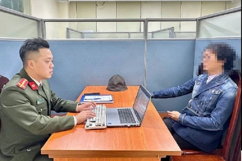 Cơ quan công an làm việc với trường hợp vi phạm.