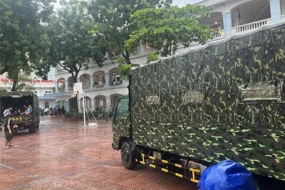 Học sinh Trường trung học cơ sở Cổ Nhuế 2 được xe quân đội trung chuyển từ trường ra khỏi điểm úng ngập sâu để phụ huynh đón con thuận tiện.