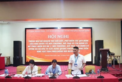 Đại diện UBND phường Hoàn Kiếm thông tin về dự án với các chủ sử dụng đất. (Ảnh: TRẦN HOÀNG)