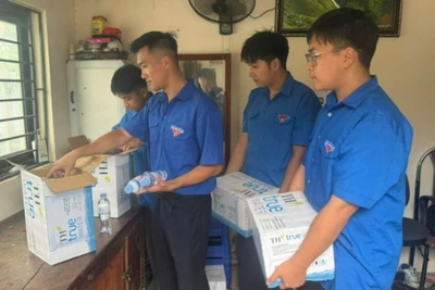 Thanh niên tình nguyện chuẩn bị nước uống cho các thí sinh tại điểm thi trường Trung học phổ thông Lê Hồng Phong, thành phố Hà Giang.